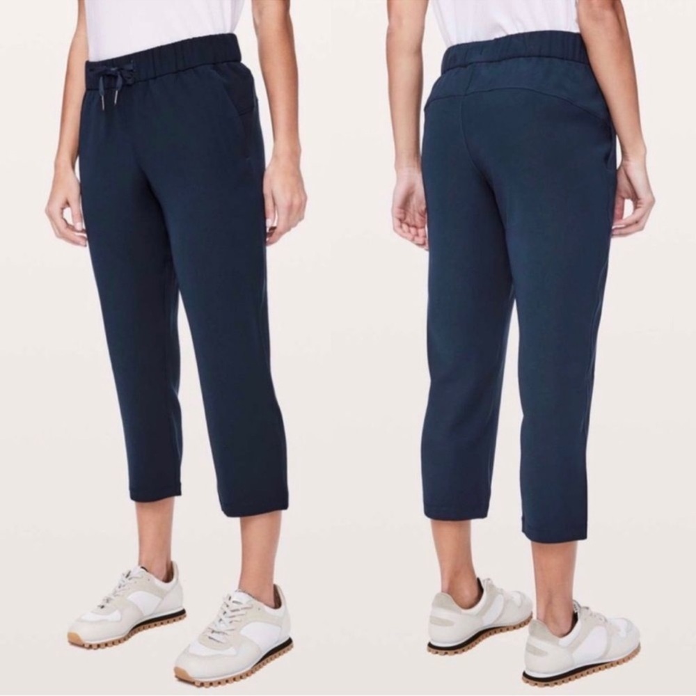 Lululemon On The Fly Crop *Woven 23" True Navy Size 4